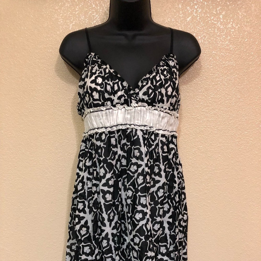 Max Studio black and white sleeveless dress.